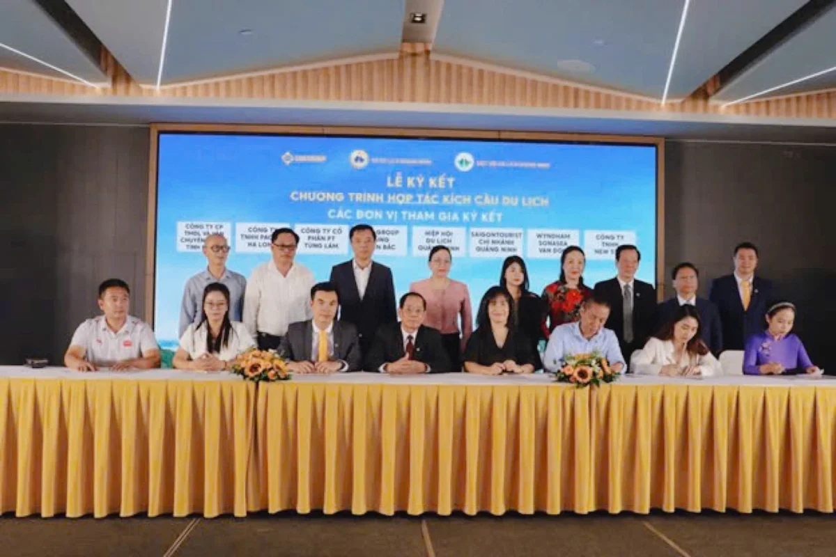 Các doanh nghiệp ký cam kết chương trình hợp tác kích cầu du lịch.