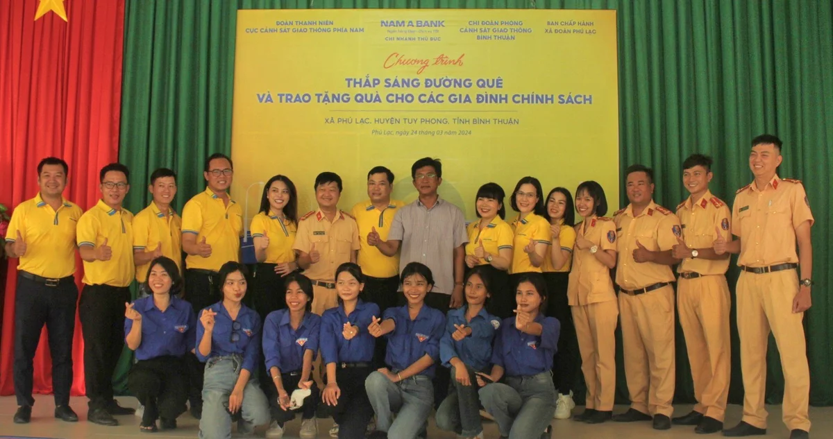Chương trình “Thắp sáng đường quê” và trao tặng quà cho các gia đình chính sách được tổ chức tại xã Phú Lạc