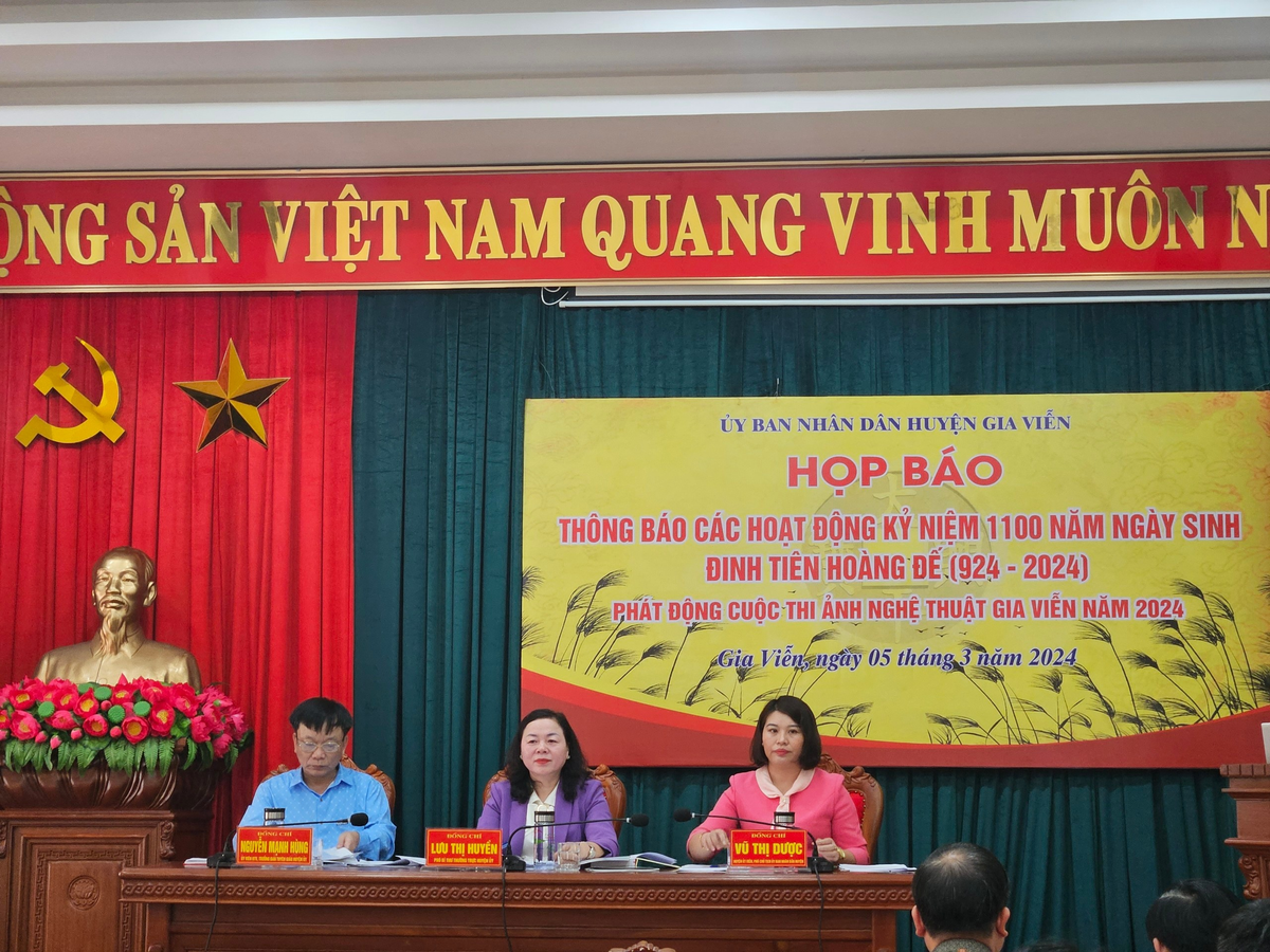 Đại diện lãnh đạo UBND huyện Gia Viễn chủ trì thông tin tại buổi họp báo.