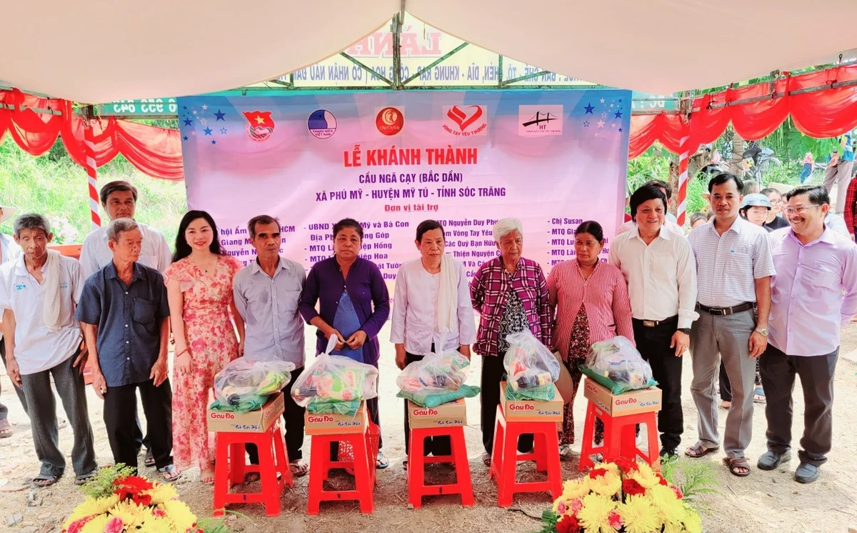 Tặng quà cho người dân hoàn cảnh khó khăn