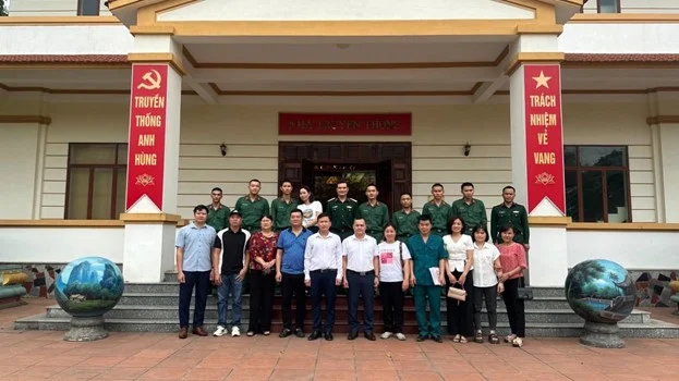 Đảng ủy, HĐND xã cùng các Ban ngành Đoàn thể xã, gia đình tân binh đến thăm và tặng quà cho tân binh tại Đơn vị Lữ đoàn 202.