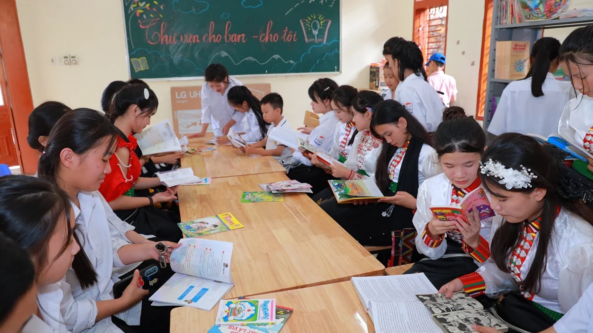 Học sinh hào hứng với những đầu sách mới toanh đã được sắp trên kệ thư viện của trường.