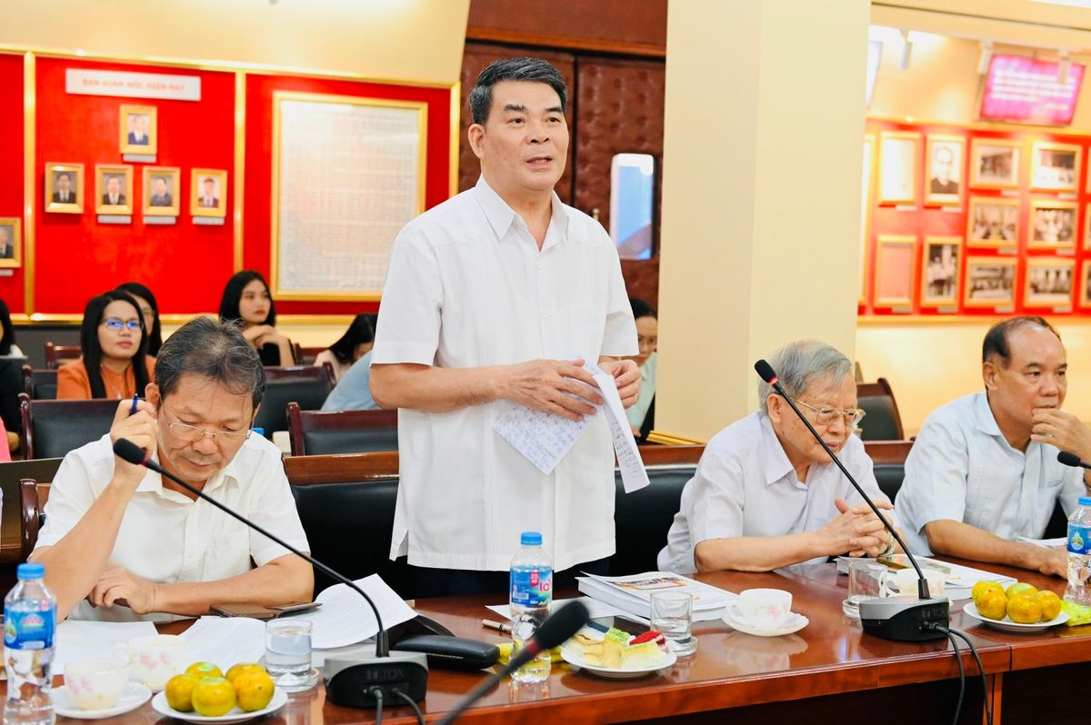 TS. Nguyễn Tiến Dĩnh – nguyên Thứ trưởng Bộ Nội vụ tham luận tại Hội thảo.