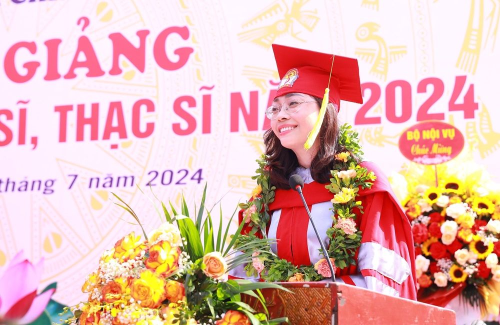 Tân Tiến sĩ Mai Thị Kim Oanh, đại diện các tân cử nhân Thạc sĩ và Tiến sĩ gửi lời cảm ơn đến Học viện Hành chính Quốc gia cùng các vị đại biểu, khách mời tham dự Lễ Bế giảng.
