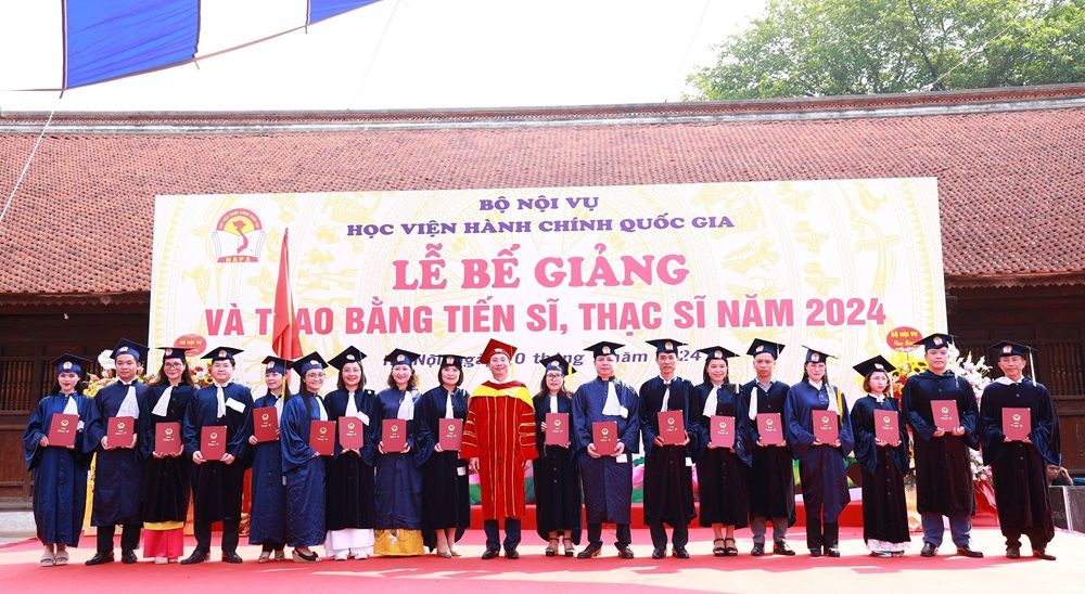 Giám đốc Học viện Hành chính Quốc gia Nguyễn Bá Chiến trao bằng cho các tân Thạc sĩ.