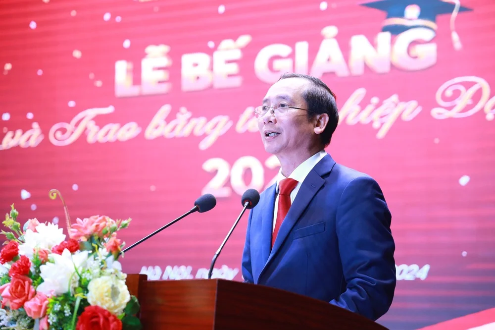 PGS.TS. Nguyễn Bá Chiến, Bí thư Đảng ủy, Giám đốc Học viện Hành chính Quốc gia phát biểu tại Lễ bế giảng.