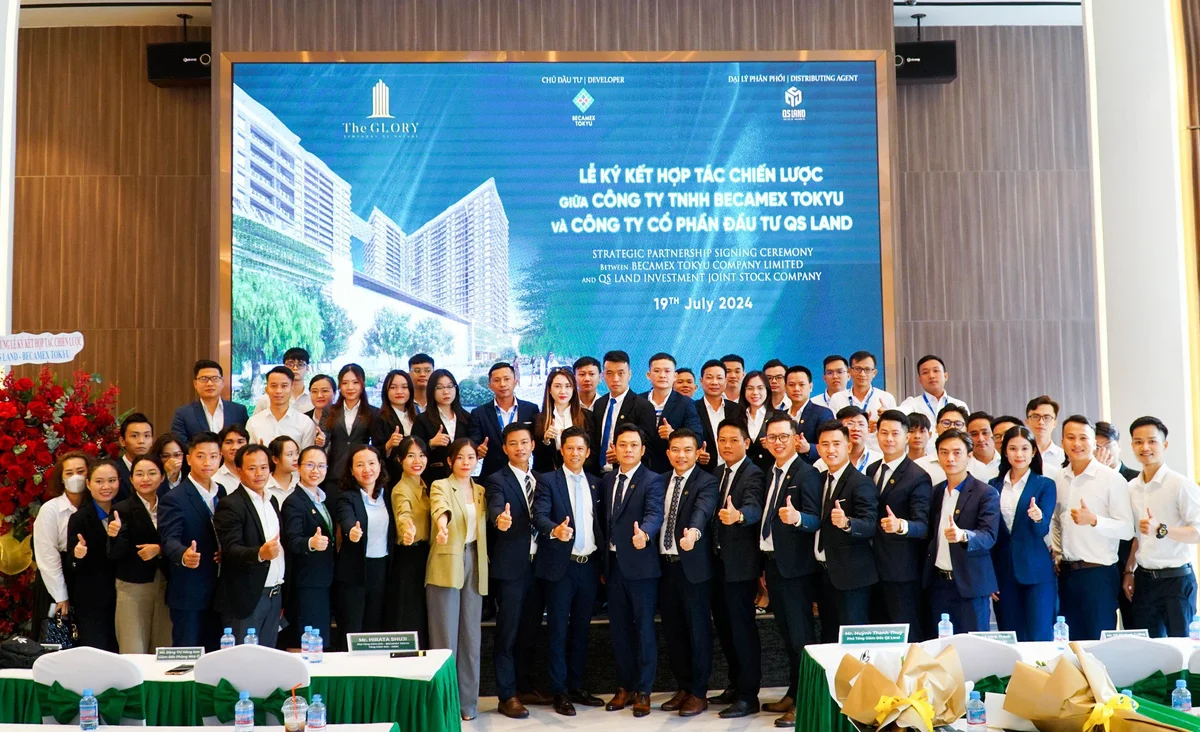 Tập thể cán bộ nhân viên công ty Cổ phần Đầu tư QS Land