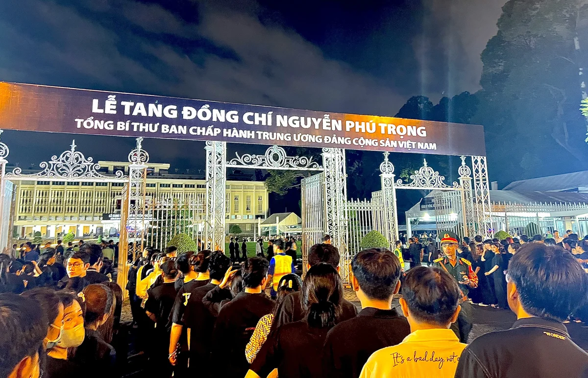 Hàng ngàn người dân xếp hàng bên ngoài cổng Hội trường Thống Nhất lúc 21 giờ ngày 25/7 - Hình: PV VP VNHN TP.HCM