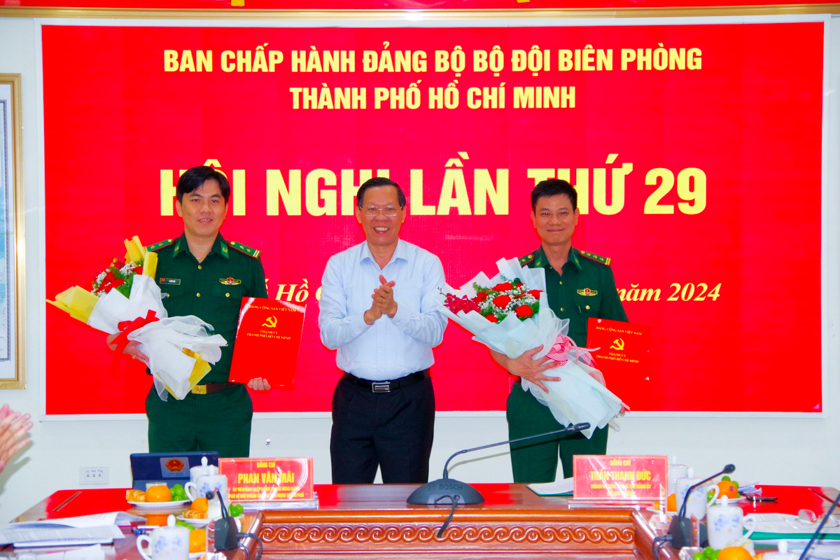 đồng chí Phan Văn Mãi đã tặng hoa chúc mừng và trao quyết định chỉ định Ủy viên Ban Chấp hành Đảng bộ Bộ đội Biên phòng Thành phố, nhiệm kỳ 2020 – 2025