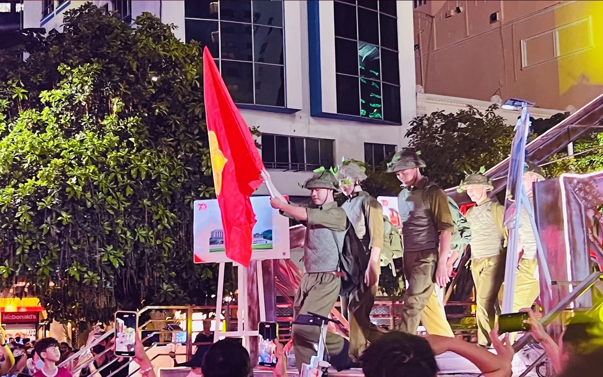 Các tiết mục được dàn dựng công phu, gợi cho khán giả xem trực tiếp cảm giác được sống lại những ngày Giải phóng Thủ đô