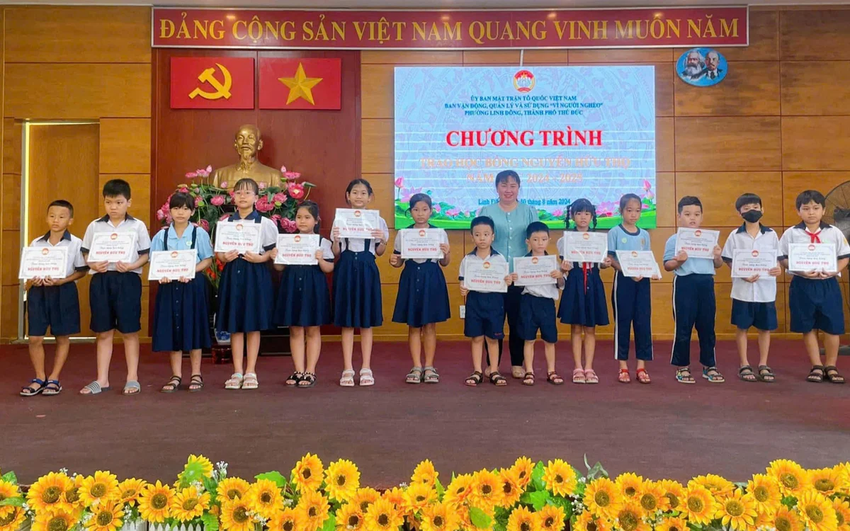 82 suất học bổng Nguyễn Hữu Thọ đã được trao tận tay các em học sinh, sinh viên 