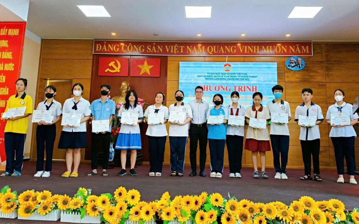 82 suất học bổng Nguyễn Hữu Thọ đã được trao tận tay các em học sinh, sinh viên 