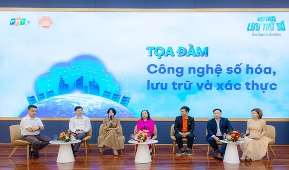 4. Các diễn giả trong buổi tọa đàm, trao đổi và trả lời câu hỏi của những người tham dự Hội nghị