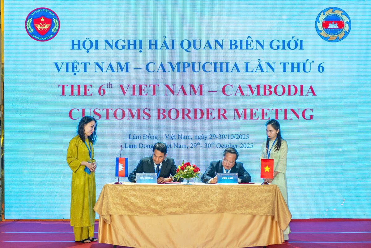 ông Vũ Quang Toàn – Chi cục trưởng Chi cục Điều tra chống buôn lậu và ông NOU SYTHA Chi cục trưởng Chi cục trưởng, Cục trấn áp và chống buôn lậu ký kết 