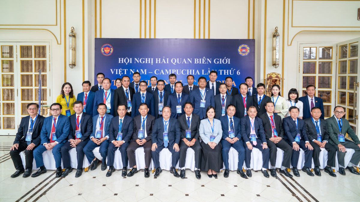 Các đại biểu hai nước chụp ảnh lưu niệm tại hội nghị Việt Nam – Campuchia.
