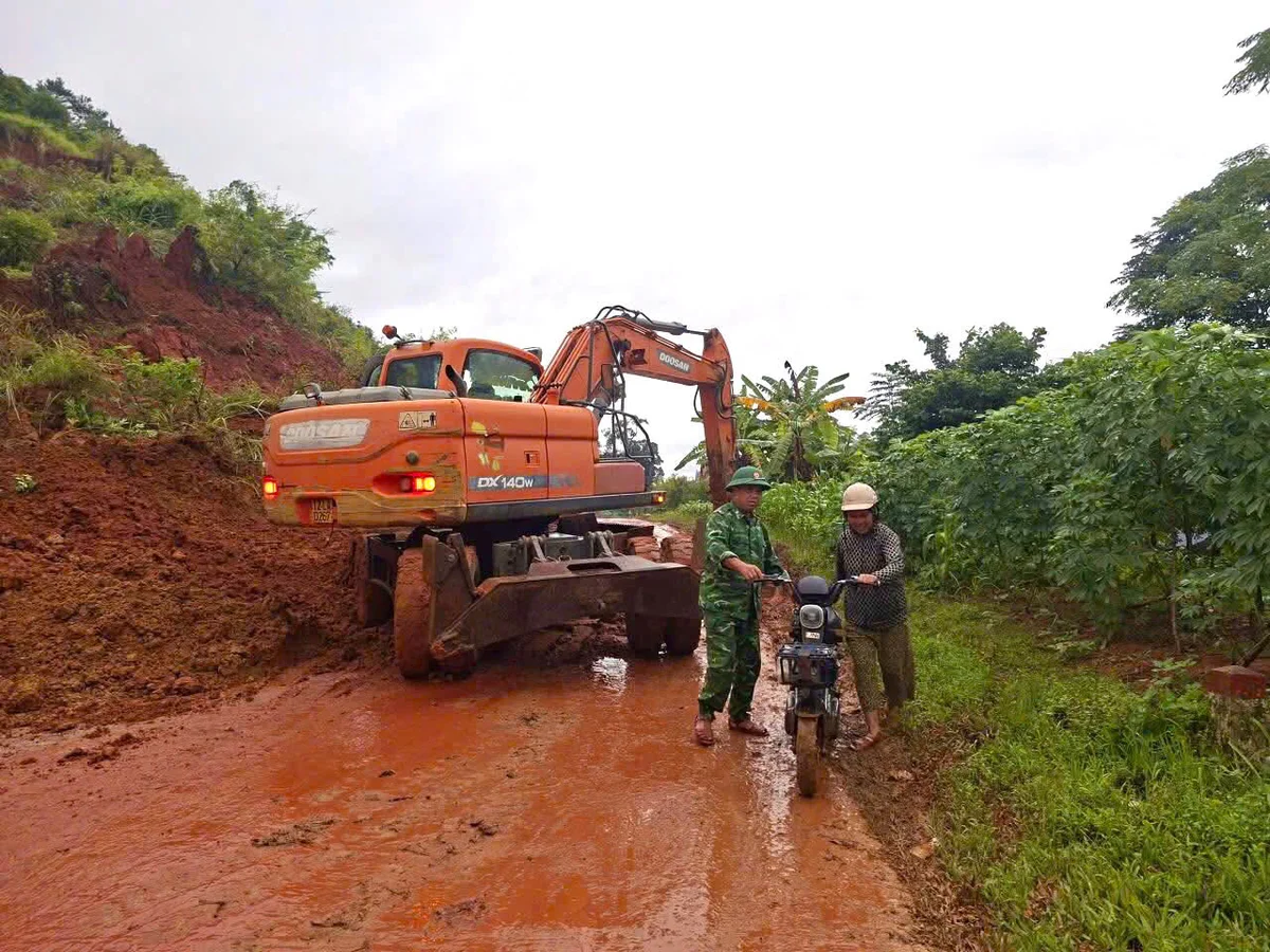 Tuyền đường giao thông bị đất đồi sạt nở xuống gây ách tách BĐBP xử lý vận chuyển và hỗ trợ người dân đi qua.