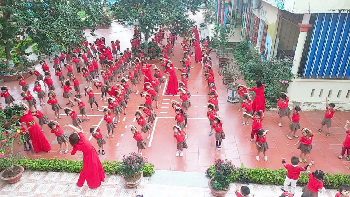 Tiết học thể dục giữa giờ của cô và trò trường MN Xuân Hoà