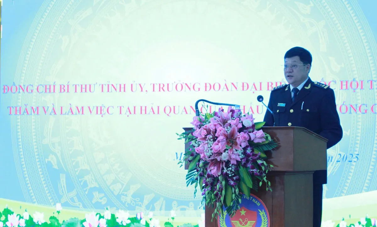 Đồng chí Đỗ Xuân Hiền - Đội trưởng Hải quan cửa khẩu quốc tế Móng Cái đã báo cáo trước đoàn đại biểu.