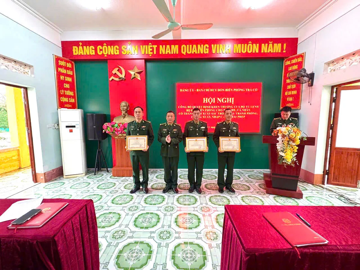 Cán bộ chiến sĩ được tặng bằng khen chiến sĩ thi đua.