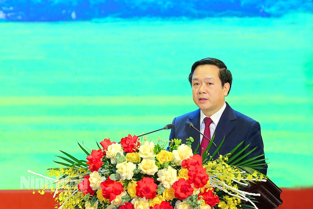 https://apibeta.baoninhbinh.org.vn/user-blob/15088545-560b-d200-1fa2-cc31adda5a44/2025/06/13/ntm-ngoc-pb_1749789398562.jpeg