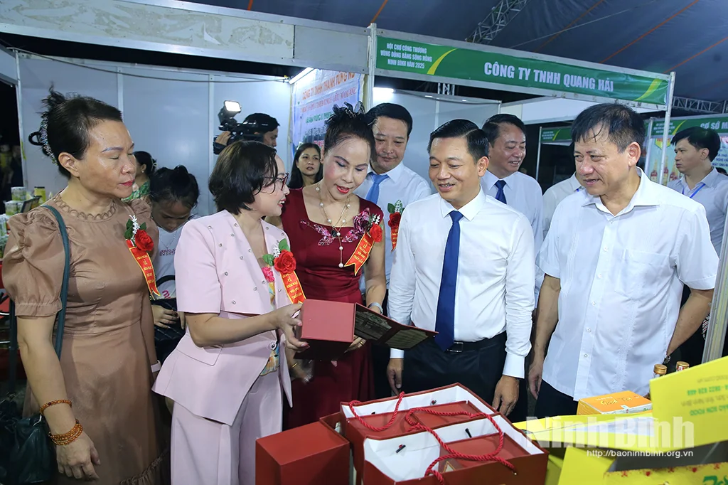 https://congthuong.ninhbinh.gov.vn/photo/khai-mac-hoi-cho-cong-thuong-vung-dong-bang-song-hong-ninh-a22e.jpeg
