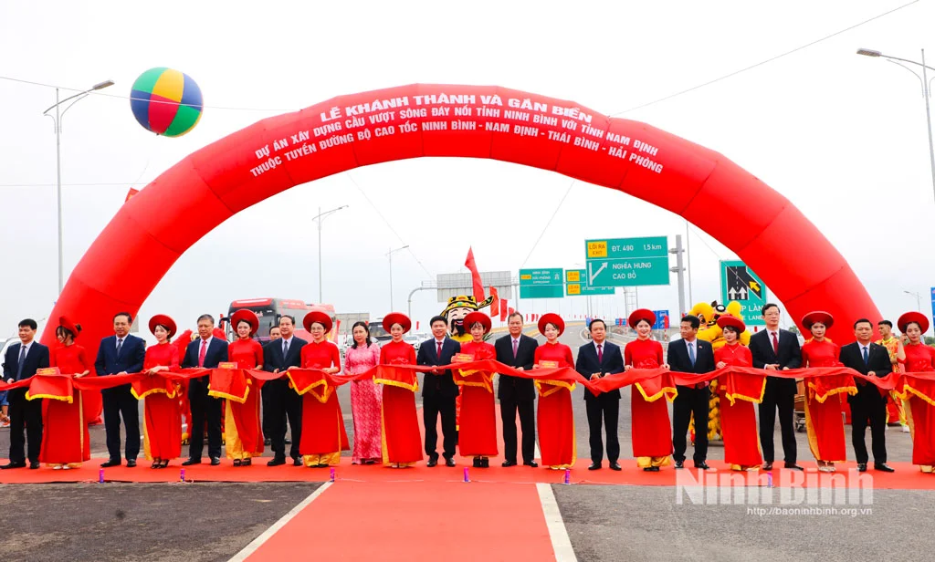 https://cdncongthuong.quangtrung.vn/static_files/lehuy/images/2025/09/25/khanh-thanh-va-gan-bien-cac-du-an-cong-trinh-giao-thong-8b57.jpg