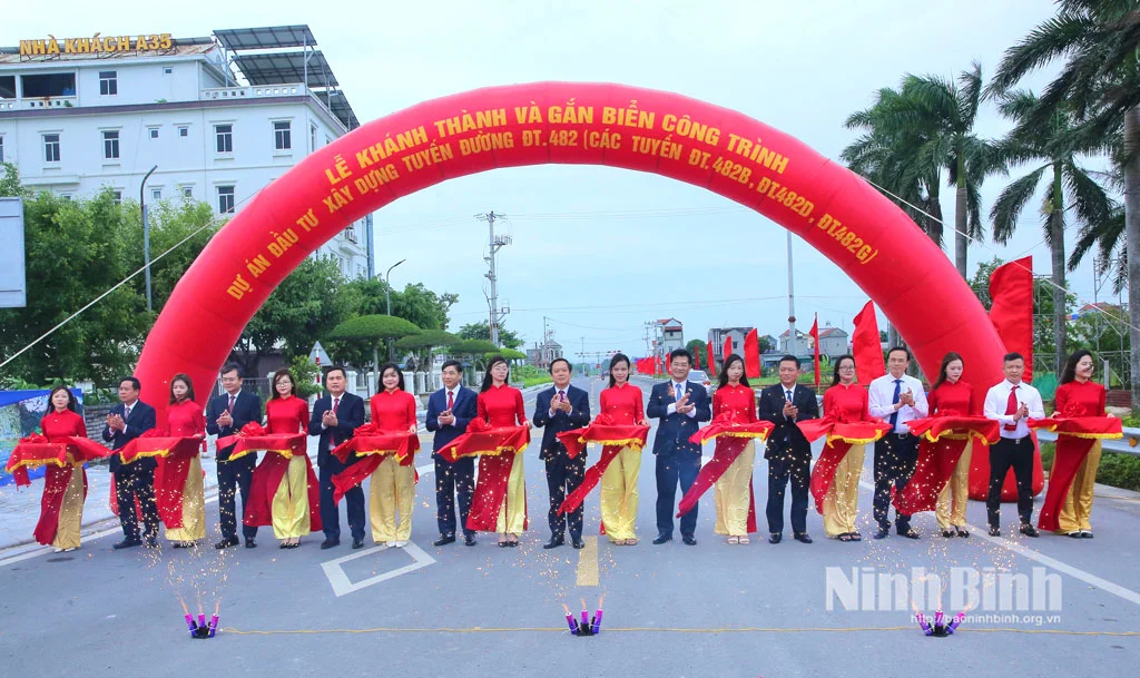Các đại biểu cắt băng khánh thành