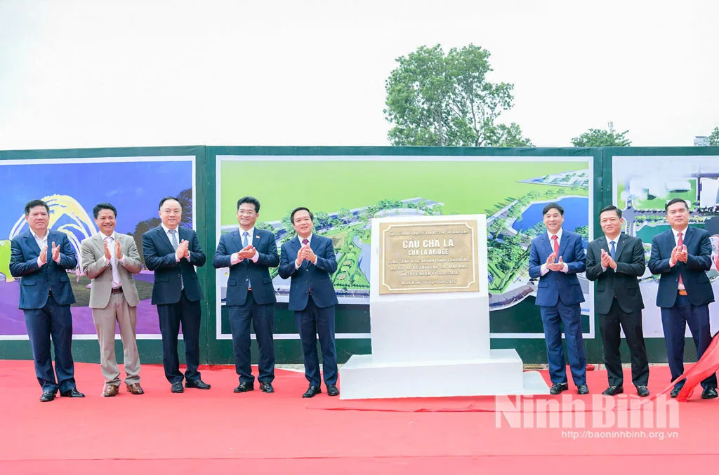 https://cdncongthuong.quangtrung.vn/static_files/lehuy/images/2025/09/25/khanh-thanh-va-gan-bien-du-an-dau-tu-xay-dung-cau-cha-la-e344.jpg