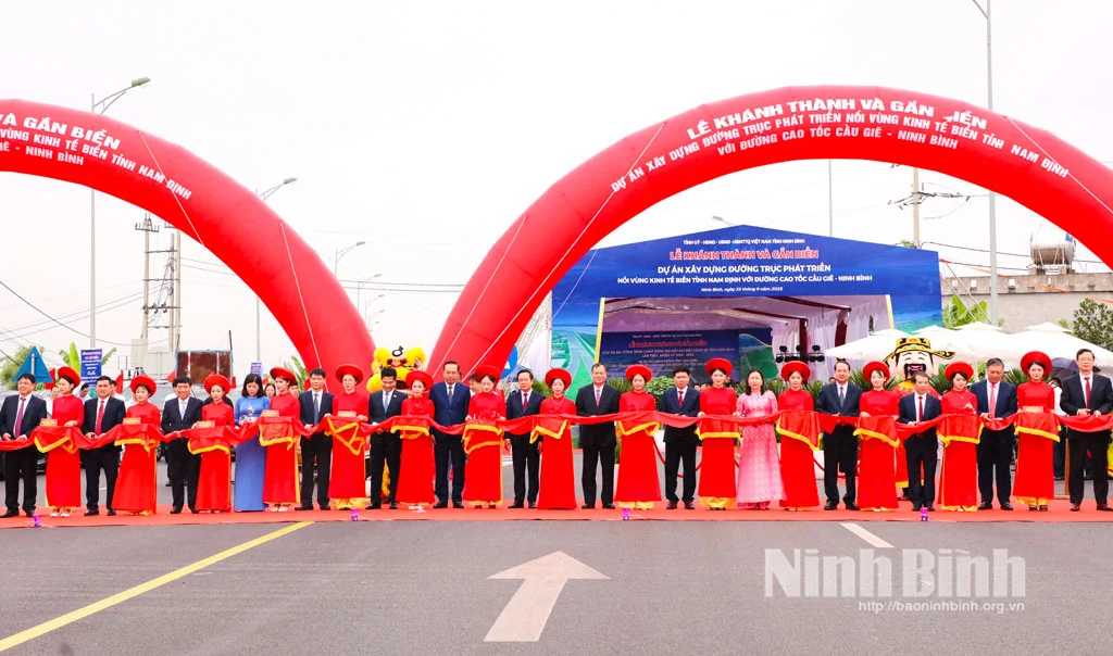 Các đồng chí Thường trực Tỉnh ủy và các đại biểu thực hiện nghi thức cắt băng khánh thành tuyến đường.