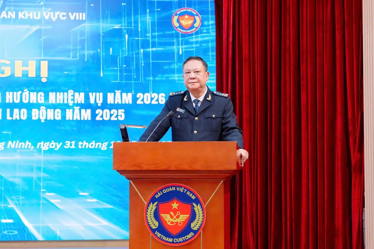Đồng chí Phạm Quốc Hưng – Ủy viên Ban Chấp hành Đảng bộ tỉnh, Bí thư Đảng ủy, Chi cục trưởng Chi cục Hải quan khu vực VIII chủ trì Hội nghị.