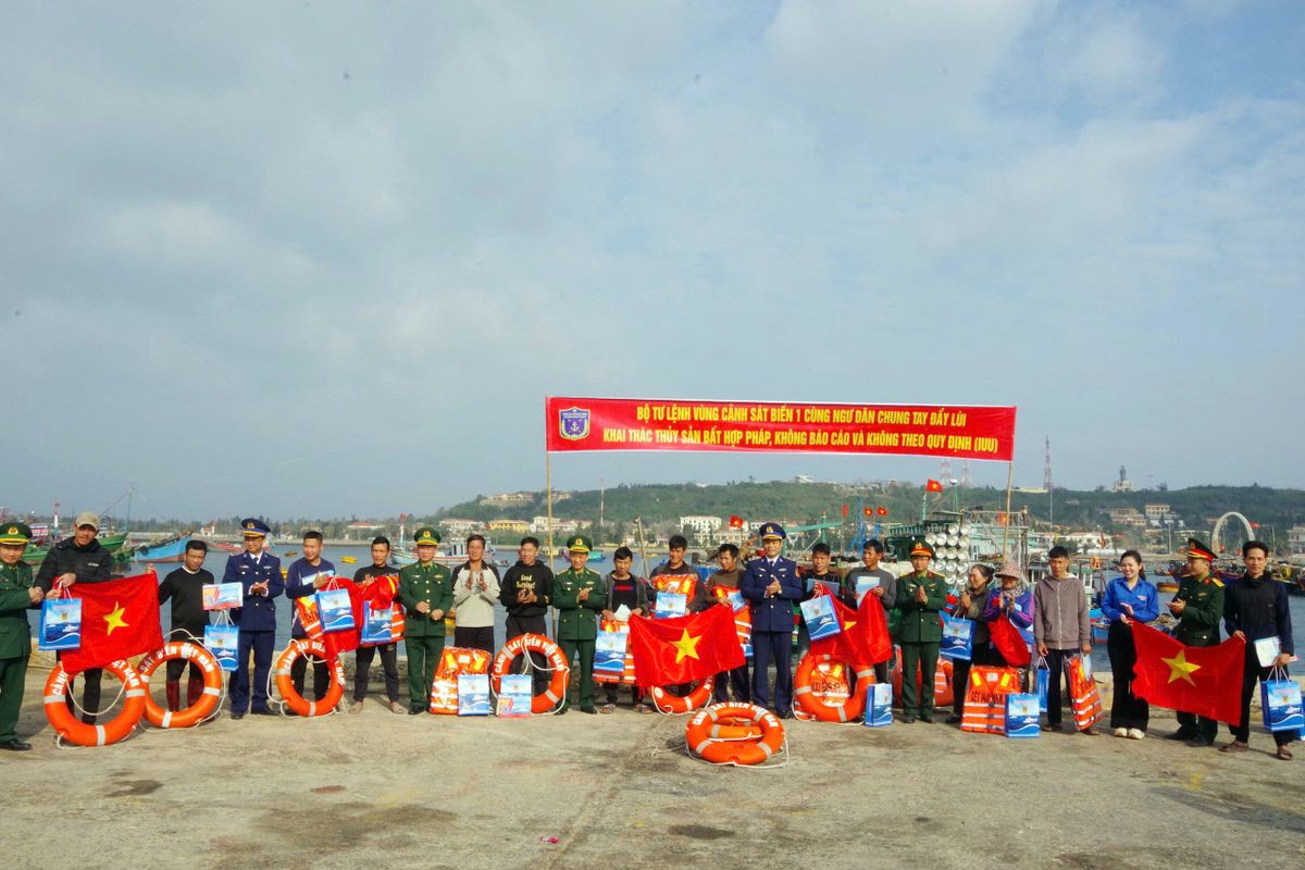 Tặng quà Tết, cờ Tổ Quốc cho bà con nhân dân tại đặc khu Bạch Long Vỹ.  