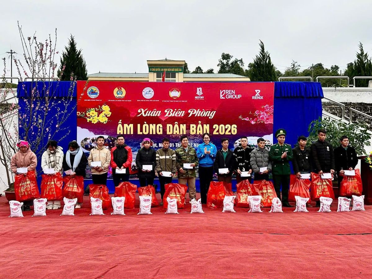 Những món quà gửi gắm tình yêu thương bà con dân tộc vùng cao. 