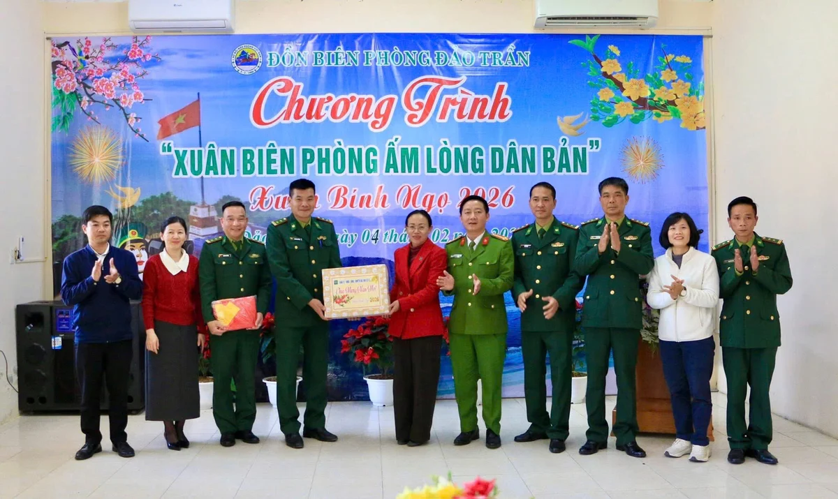 Đồng chí Lê Ngọc Hân – Ủy viên Ban Chấp hành Đảng bộ tỉnh, Bí thư Đảng ủy, Chủ tịch HĐND đặc khu, cùng đại diện các cơ quan trao tặng quà.