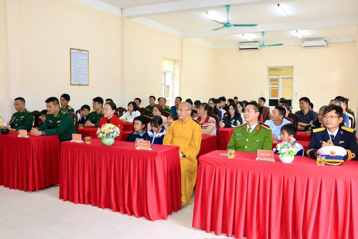 Tham dự chương trình có thầy trụ trì cùng các ban ngành đến dự, chia sẻ động viên bà con Nhân dân trên đảo.