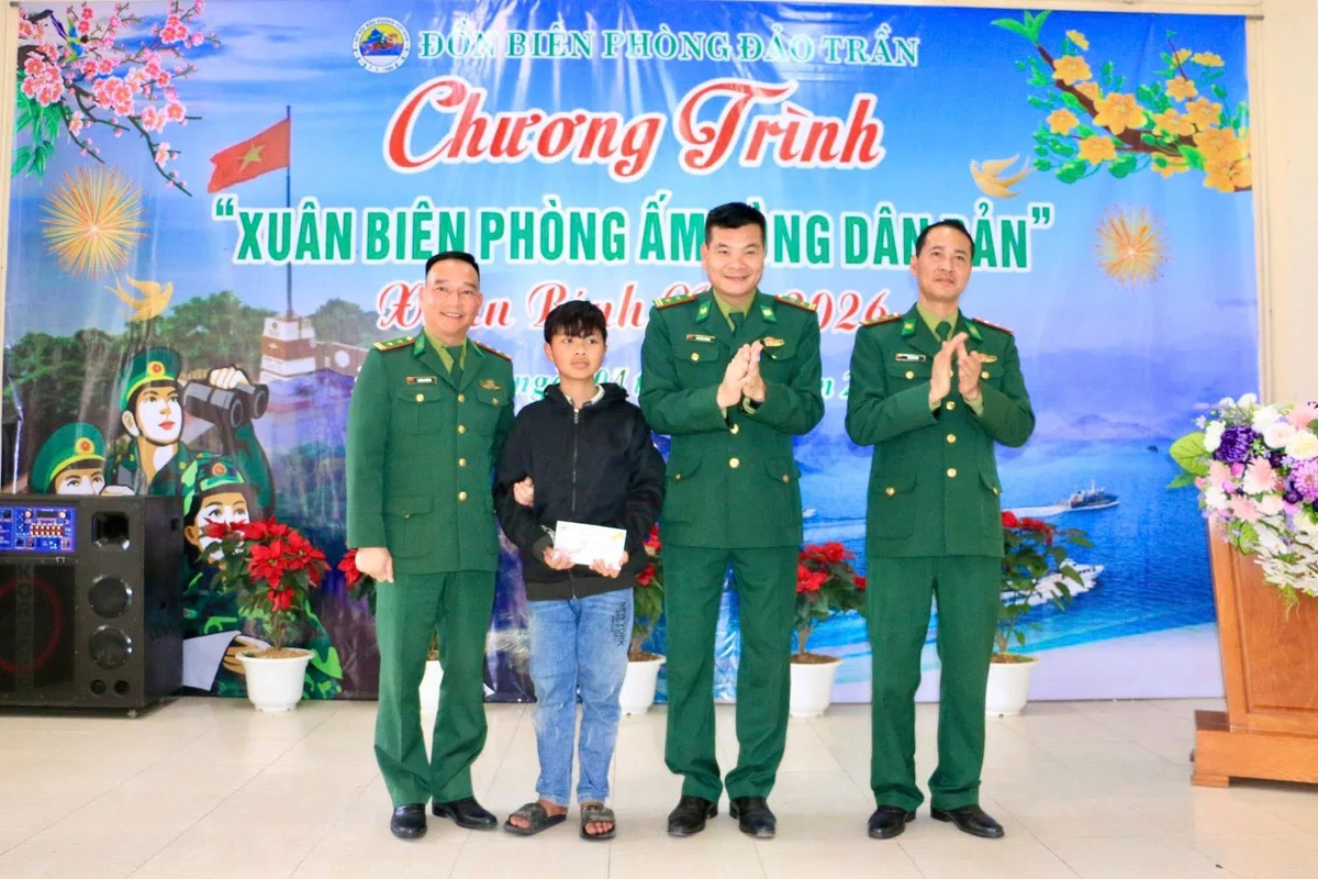 Chương trình “Nâng bước em tới trường – Con nuôi Đồn Biên phòng” cũng được nhận quà Xuân, tiếp thêm động lực để các em vượt qua khó khăn, vươn lên trong học tập.