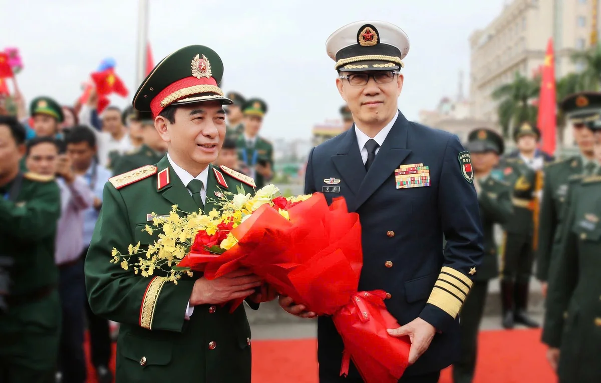 Đồng chí Đại tướng Phan Văn Giang, Ủy viên Bộ Chính trị, Bộ trưởng Bộ Quốc phòng Việt Nam cùng đoàn đại biểu cấp cao, đón đoàn đại biểu cấp cao Bộ Quốc phòng Trung Quốc do Thượng tướng Đổng Quân, Bộ trưởng Bộ Quốc phòng Trung Quốc dẫn đầu và tặng hoa.