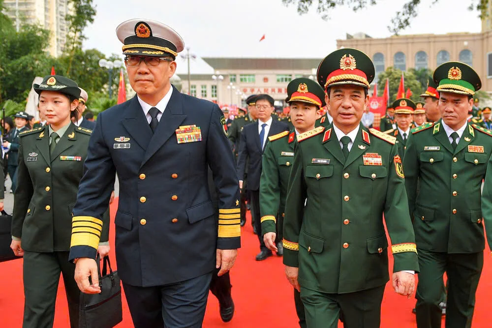 Trong không khí tưng bừng, phấn khởi chào đón đoàn đại biểu cấp cao hai nước Việt Nam và Trung Quốc, nhân dân khu vực biên giới cùng các em học sinh đã hòa mình vào không gian rực rỡ sắc cờ hoa. Những tràng vỗ tay vang dội, những tiếng hô hào vang lên thể hiện tình cảm chân thành và sự mong muốn thắt chặt mối quan hệ hữu nghị giữa hai quốc gia.