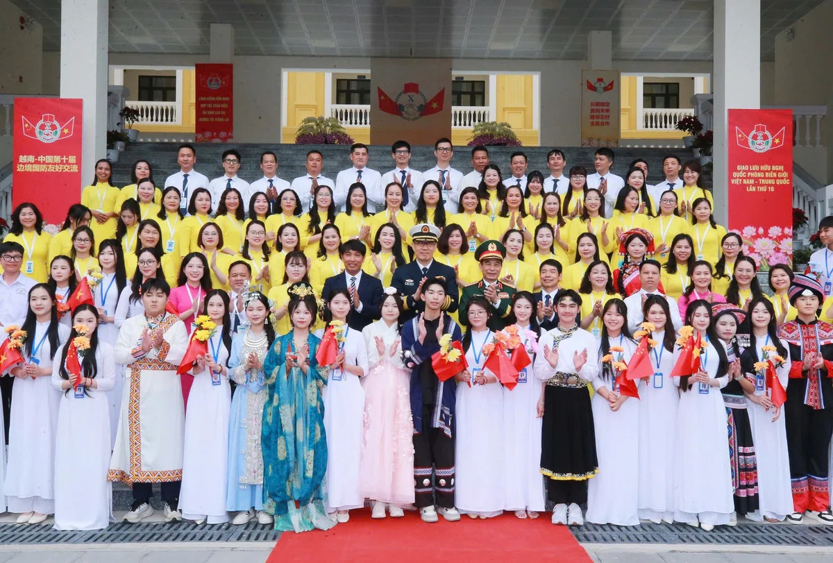 Đoàn đại biểu hai nước đã thăm Trường THPT Trần Phú – một cơ sở giáo dục tiêu biểu của địa phương.