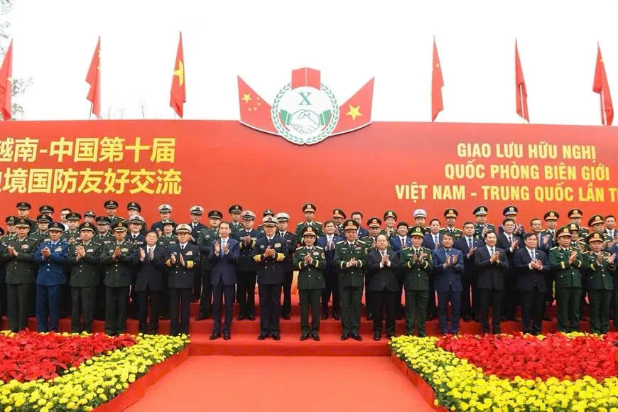 Đoàn đại biểu hai nước Việt - Trung chụp ảnh kỷ niệm. 