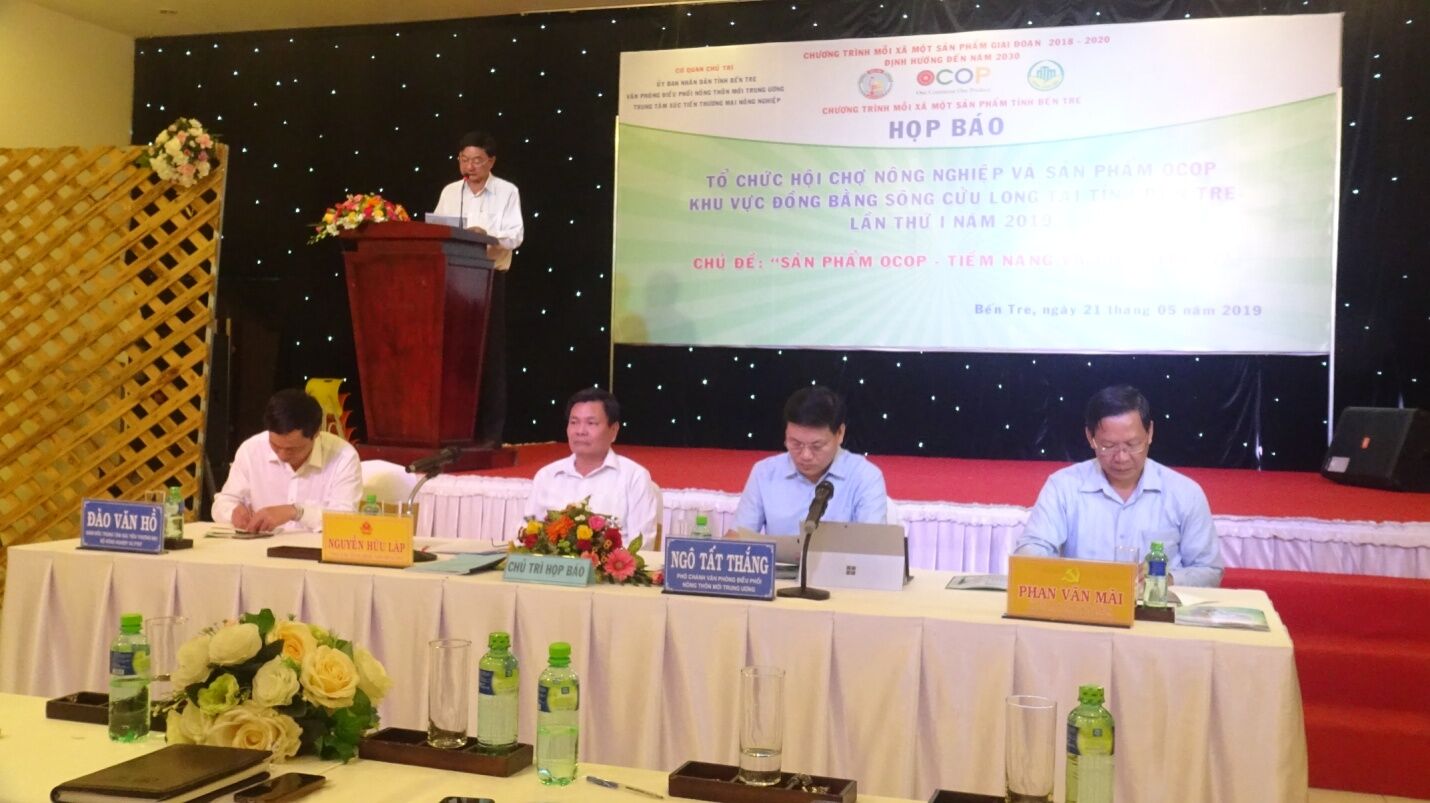 Ông  Phan Văn Mãi - Uỷ viên TW Đảng, Phó Bí thư Thường trực Tỉnh ủy Bến Tre (Bìa phải) cùng chủ trì Buổi họp báo.