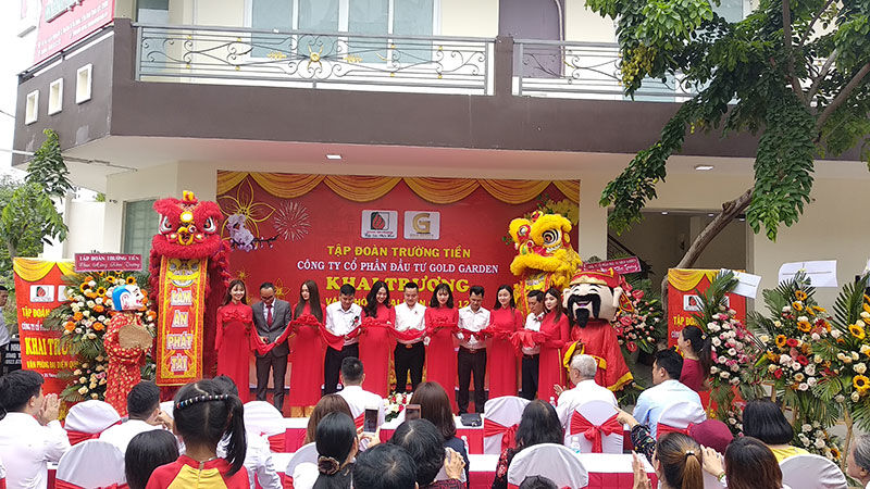 Cắt băng khánh thành khai trương Chi nhánh quận 12.