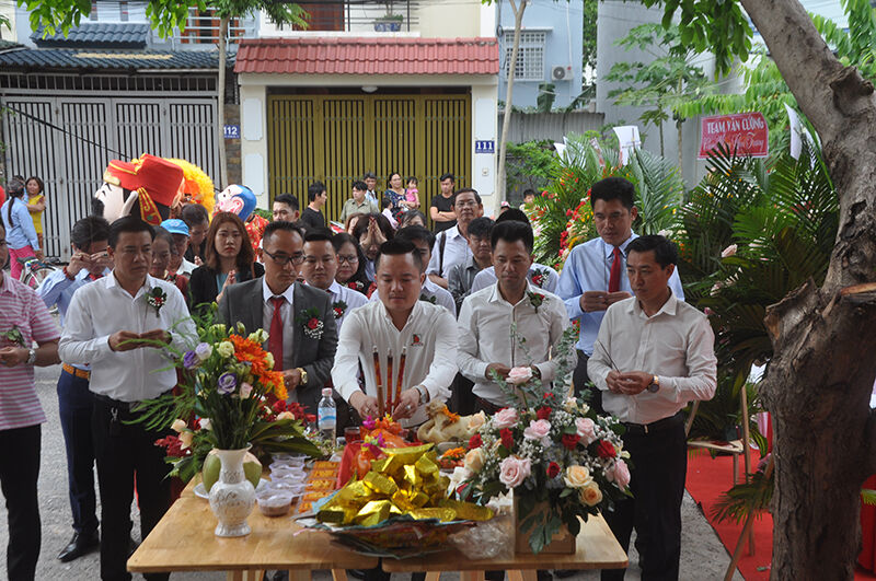 Ông Khiếu Xuân Khương - Tổng Giám đốc Tập đoàn Trường Tiền thắp hương cúng khai trương Chi nhánh quận 12