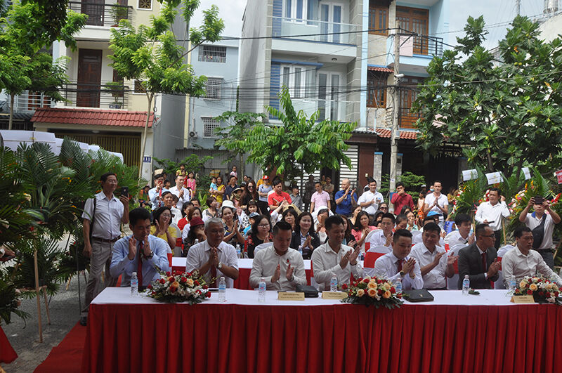 Đại diện Tập đoàn Trường Tiền, công ty Gold Garden và các khách mời tham dự tại Lễ khai trương Chi nhánh quận 12