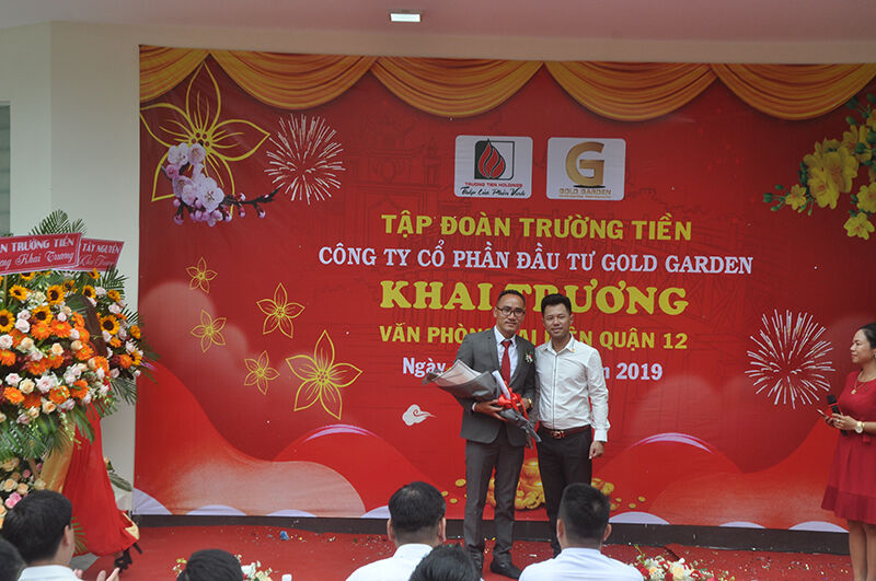 Ông Trần Bình Luận - Tổng Giám đốc Công ty Cổ phần Gold Garden(áo trắng) trao quyết định cho ông Phạm Duy - Trưởng phòng Đại diện quận 12 tại Lễ khai trương Chi nhánh quận 12.