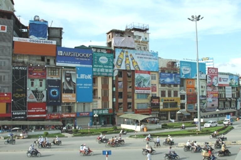 Hà Nội sẽ tăng cường kiểm tra, xử lý vi phạm trong hoạt động quảng cáo viết, đặt biển hiệu trên địa bàn thành phố. (Ảnh minh họa)