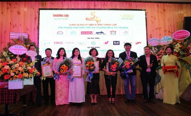 Lãnh đạo VPĐDPN của Tạp chí TG&TT tặng hoa và kỷ niệm chương cho các doanh nghiệp đồng hành cùng tạp chí