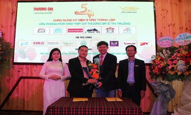 Trưởng đại diện VPPN của Tạp chí Thương gia & Thị trường ký kết hợp tác, truyền thông với ông Phạm Hải Định đại diện công ty TNHH Delta - Skynet INC