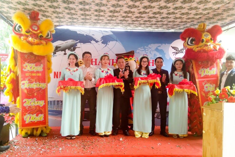 Ông Nguyễn Minh Luân(giữa) và đại diện công ty VERIG – VERCO cắt băng khánh thành tòa nhà Văn phòng Phong Phú Tower