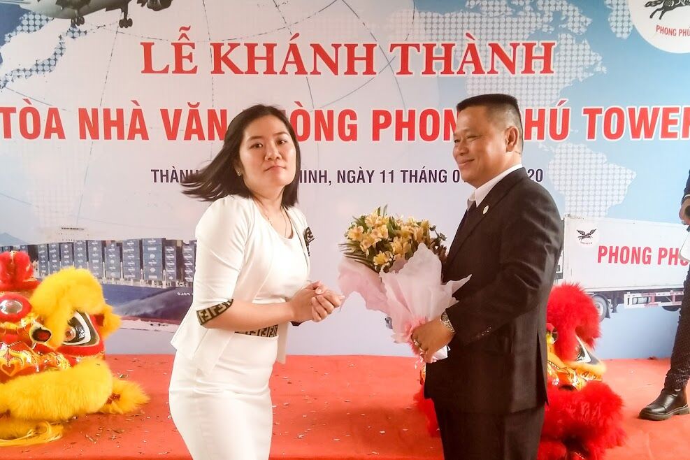 Ông Nguyễn Minh Luân nhận hoa chúc mừng từ bà Jenny quyền trợ lý Đại sứ Quán Pakistan tại Việt Nam