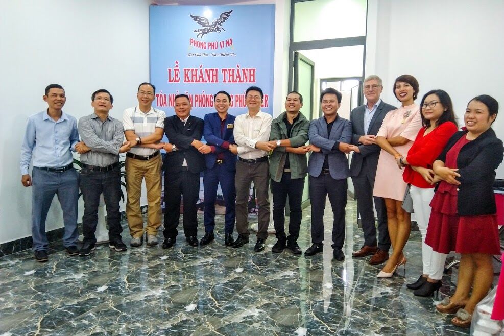 Ông Nguyễn Minh Luân(thứ ba bên trái) và đại diện các doanh nghiệp – đối tác